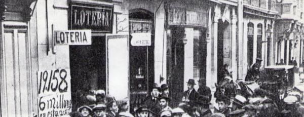 La gente hacía largas colas para conseguir su décimo para el Sorteo de Navidad en la administración Barquillo 10