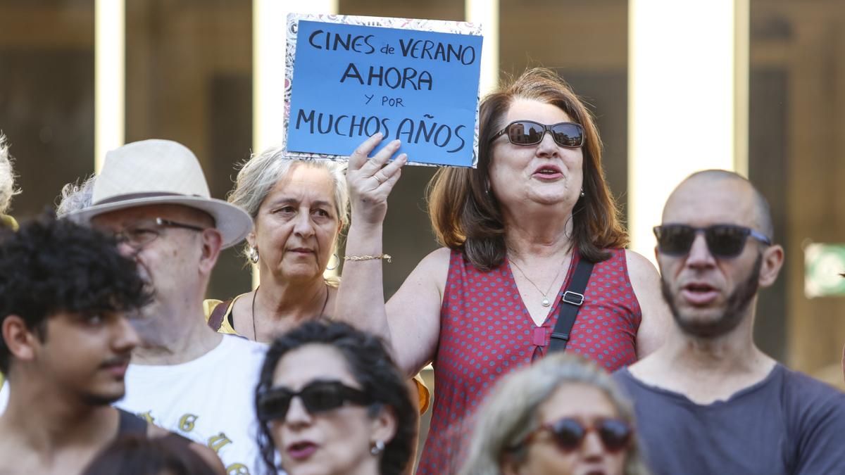 Protesta de la plataforma SOS Cines de Verano en el Ayuntamiento