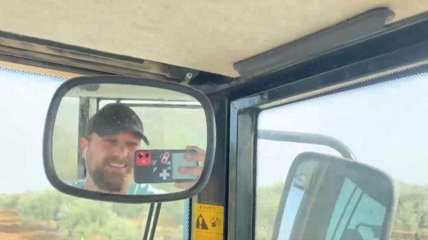 El tuit viral que se convirtió en un tractor para el agricultor cordobés más famoso de Twitter