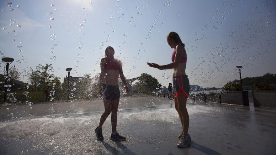 Según los científicos de la institución gubernamental, durante el mes de julio la media global de las temperaturas fue de 0,95 grados centígrados (1,71 grados Fahrenheit) superior que el promedio de todo el siglo XX, que fue de 15,77 grados Cº (60,4 Fº).EPA/JIM LO SCALZO/Archivo