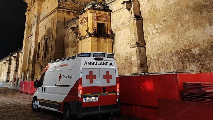 Ambulancia de Cruz Roja junto a la Mezquita Catedral.