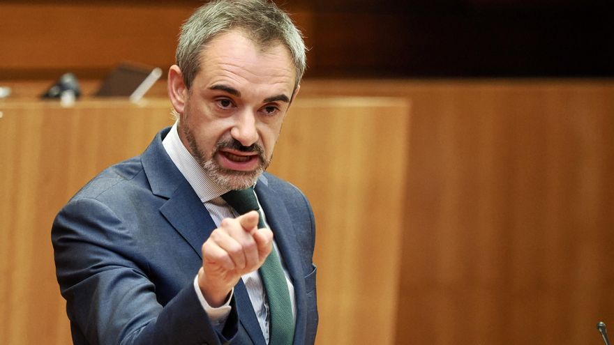 El procurador de VOX David Hierro interviene durante el Pleno de las Cortes