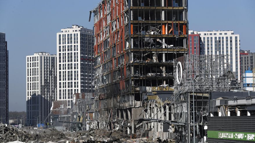 Vista general del centro comercial dañado que fue objeto del ataque ruso en Kiev (Kiev), Ucrania. EFE/EPA/ATEF SAFADI
