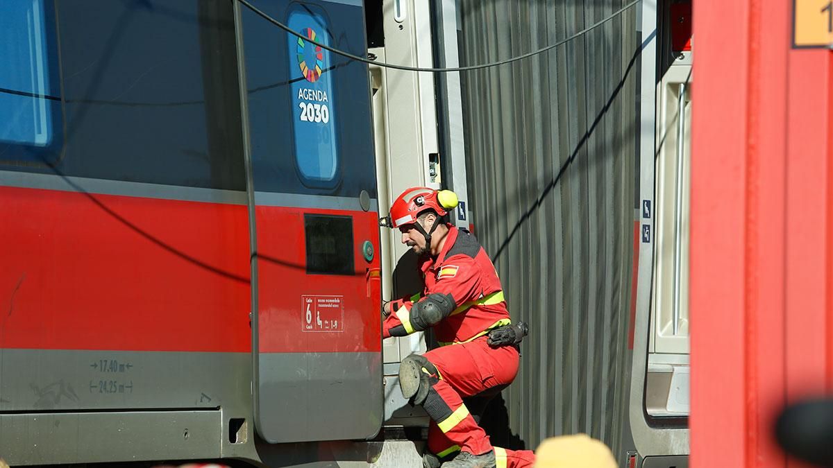 Operario de la UME en el vagón Iryo descarrilado
