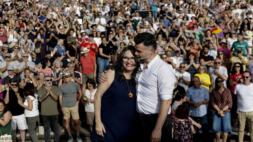 La exvicepresidenta del Gobierno valenciano Mónica Oltra y el portavoz de ERC en el Congreso, Gabriel Rufián, este viernes durante un acto conjunto.