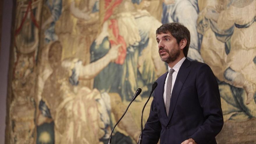 El ministro de Cultura, Ernert Urtasun, durante una rueda de prensa tras su reunión en el Palacio de los Condes de Luna
