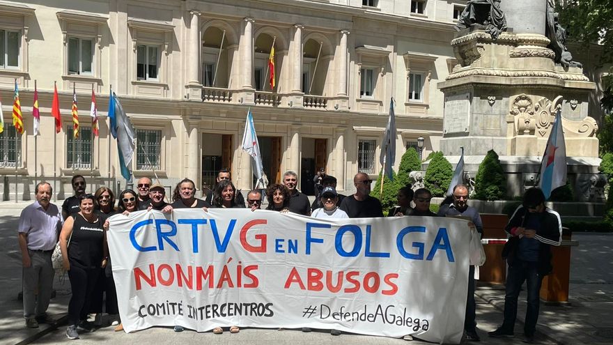 El personal de la CRTVG afronta su cuarta jornada de huelga y lleva la protesta al Senado para responsabilizar a Feijóo