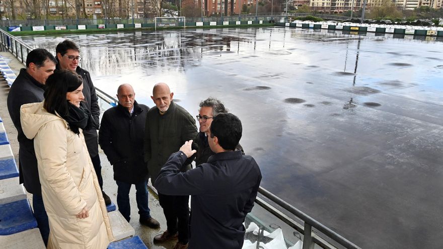 La alcaldesa visita el inicio de las obras del campo de fútbol de Monte