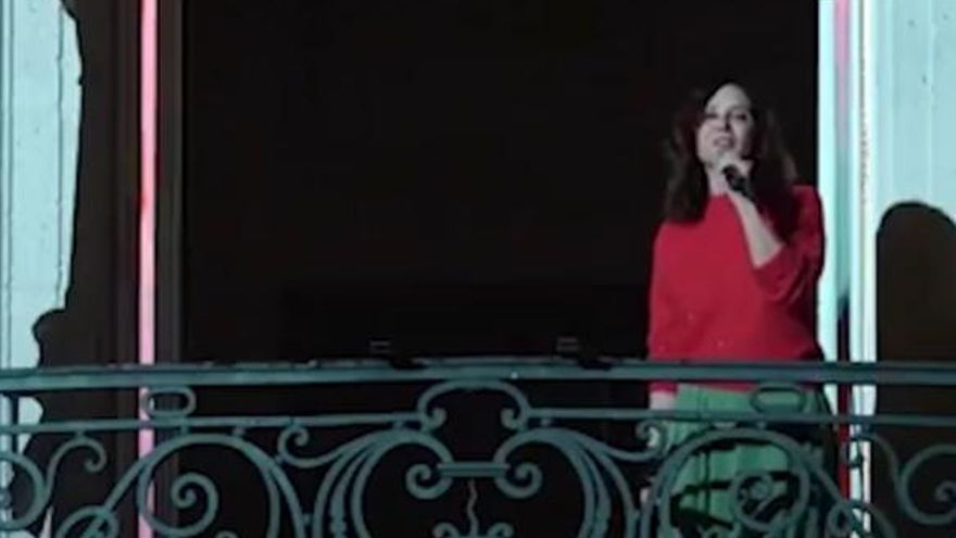 Bisbal canta villancicos y Ayuso baila en la sede de la Comunidad: "¿Cómo están los máquinas?"