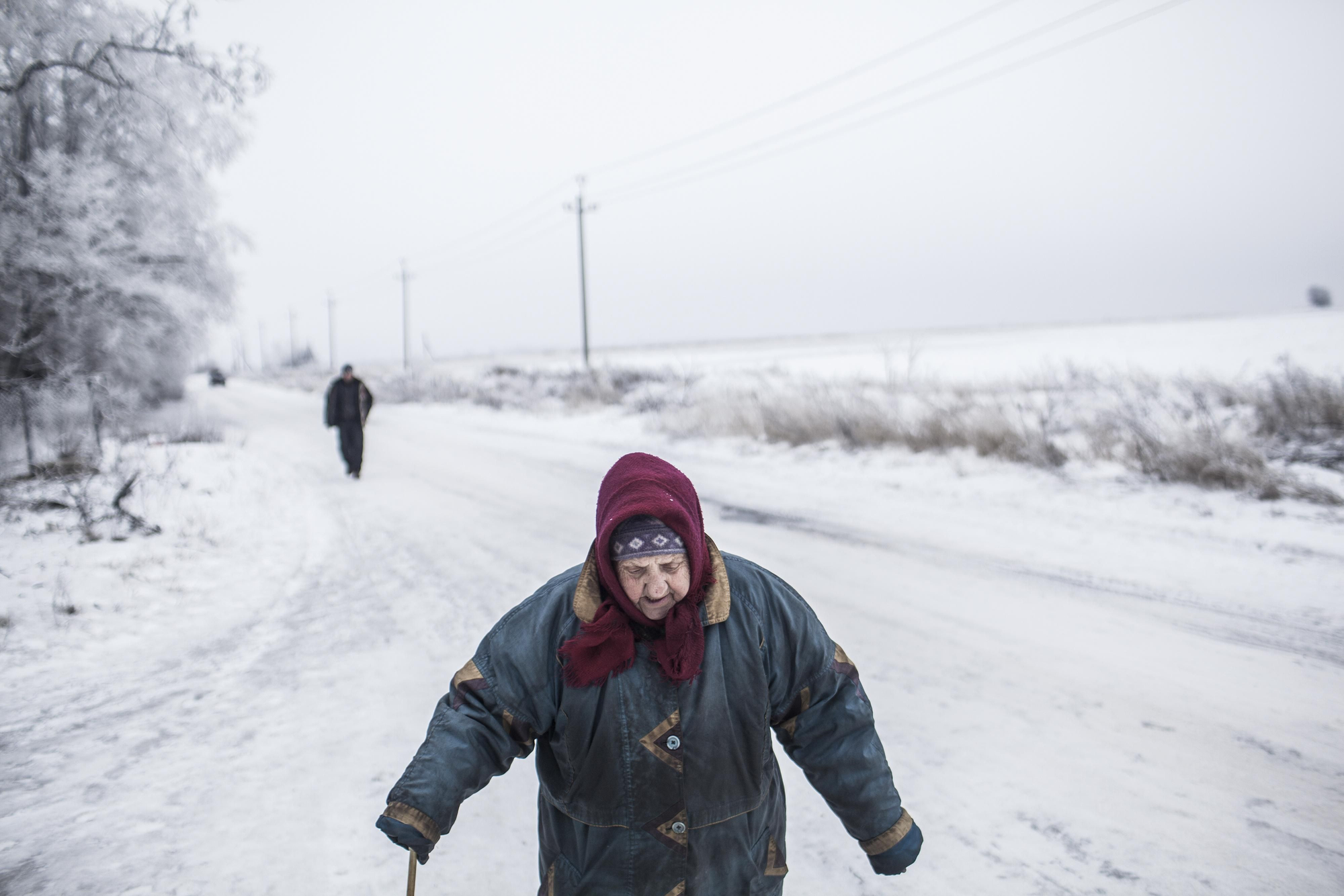 Una anciana se acerca a un punto de distribución de alimentos entre Donetsk y Yasinovataya, Ucrania / FOTO: Manu Brabo / MSF