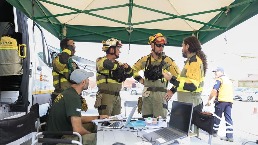 Bomberos trabajan este sábado, en el centro de mando de Farasdués. El avance durante la noche por el flanco izquierdo del incendio declarado en Orés (Zaragoza), que desde el miércoles ha afectado a 15.400 hectáreas de la comarca dee las Cinco Villas, ha puesto en preaviso a cuatro localidades más del entorno. EFE/ Javier Cebollada