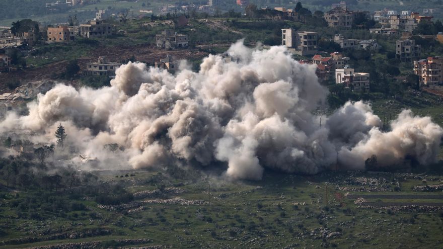 El humo se eleva mientras el ejército israelí lleva a cabo operaciones de demolición en la aldea libanesa meridional de Taybeh, visto desde la Alta Galilea en el norte de Israel, el 27 de abril de 2026. El 26 de abril, el primer ministro israelí Netanyahu ordenó al ejército atacar "enérgicamente" las posiciones de Hezbolá, acusando al grupo de violaciones del alto el fuego. (Líbano, Hizbulá/Hezbolá) EFE/EPA/ATEF SAFADI