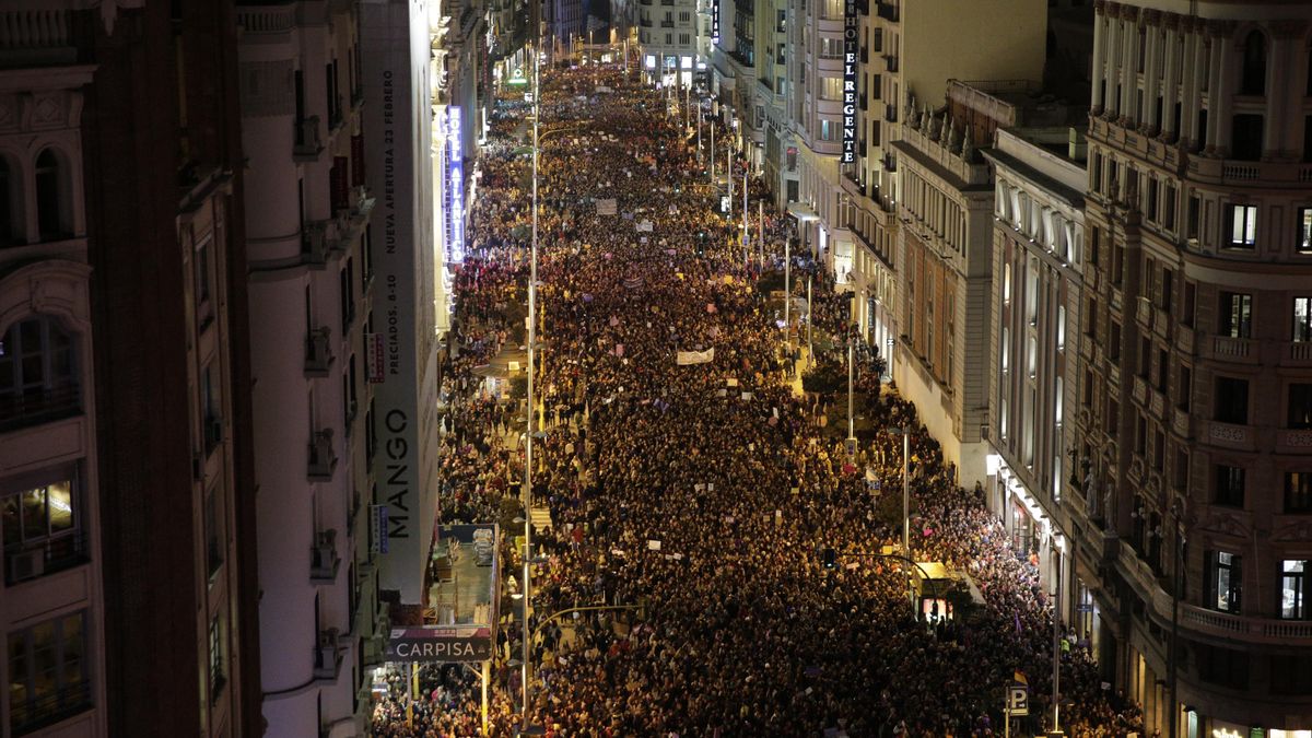 La Gran Vía, totalmente tomada por la marea feminista el 8M de 2018. 