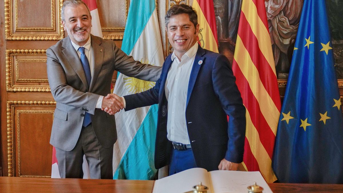 Kicillof se reunió en el Ayuntamiento de Barcelona con el alcalde local, Jaume Collboni, para fortalecer los vínculos y diseñar acciones de asistencia y cooperación conjunta.
