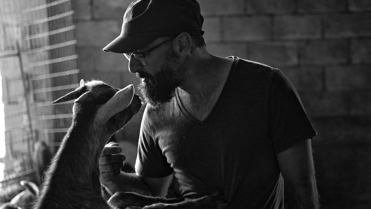 Rodrigo con un cabrito en la nave de Villalba de la Sierra (Cuenca)