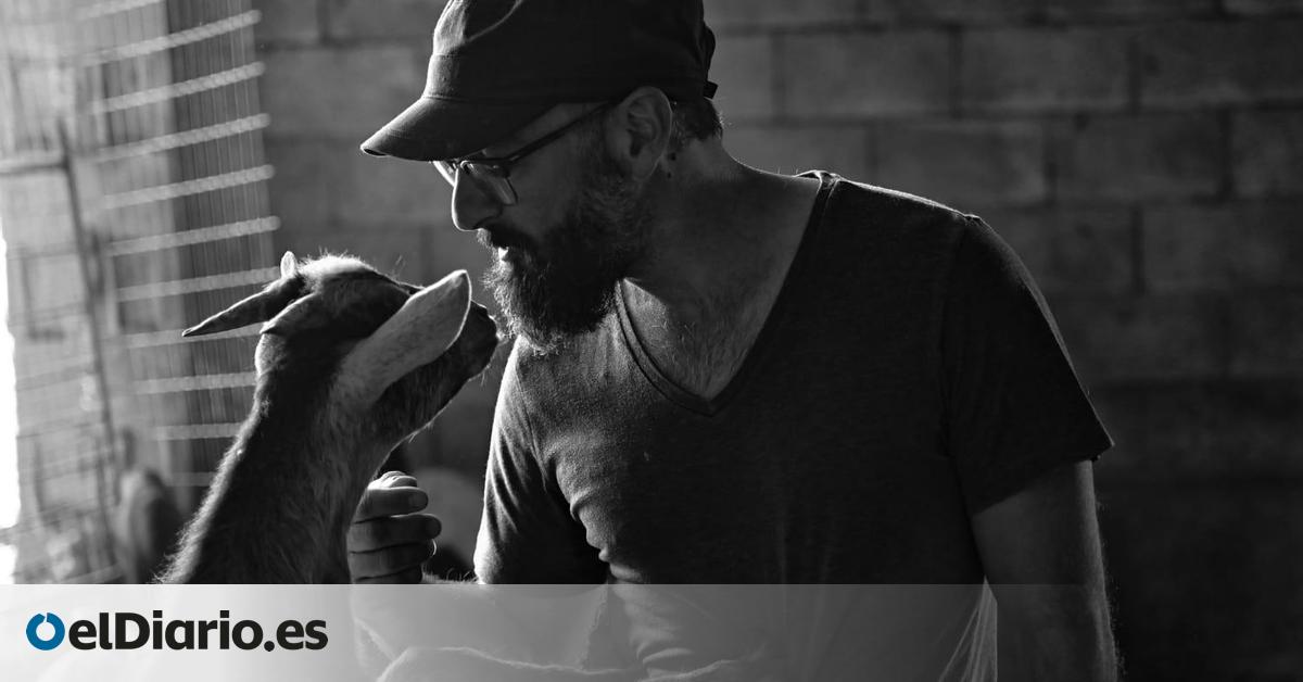 Rodrigo, el joven que volvió al pueblo en la España vaciada para recuperar una cabra en peligro de extinción