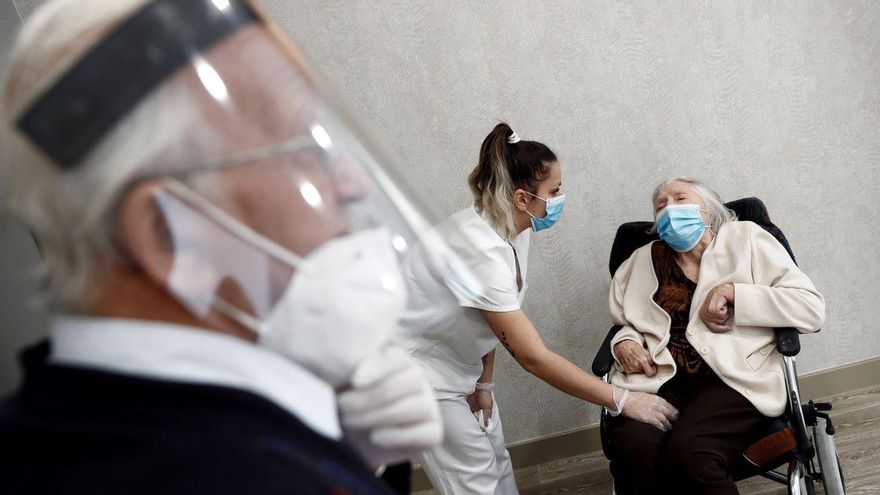 Una trabajadora atiende a una anciana en una residencia de Madrid.