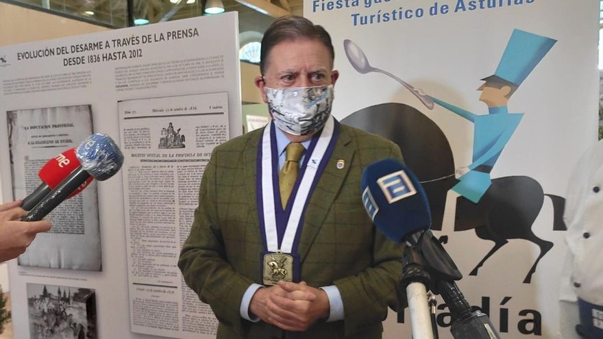 El alcalde de Oviedo, Alfredo Canteli, atiende a los medios.