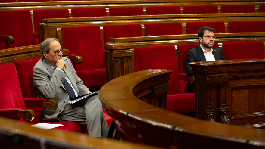 El vicepresidente del Govern y conseller de Economía y Hacienda, Pere Aragonès (d), y el presidente de la Generalitat, Quim Torra, durante una sesión plenaria, en el Parlamento catalán, en la que se debate la gestión de la crisis sanitaria del COVID-19 y