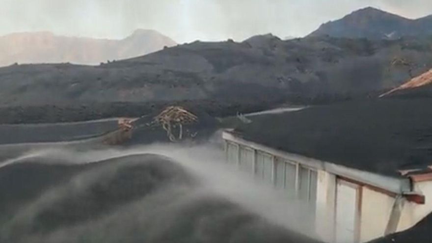 VÍDEO | Gases tóxicos disparan las alarmas en la zona de exclusión del volcán de La Palma