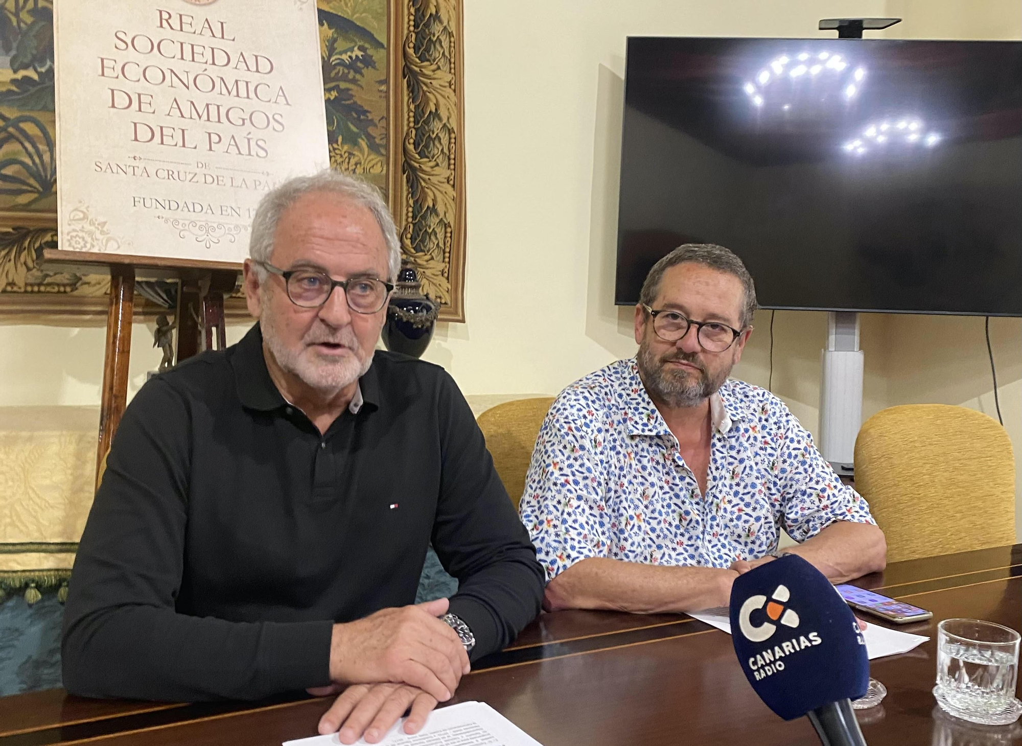 Elías Castro (i), presidente de 'La Económica', en la presentación del ciclo de conferencias.