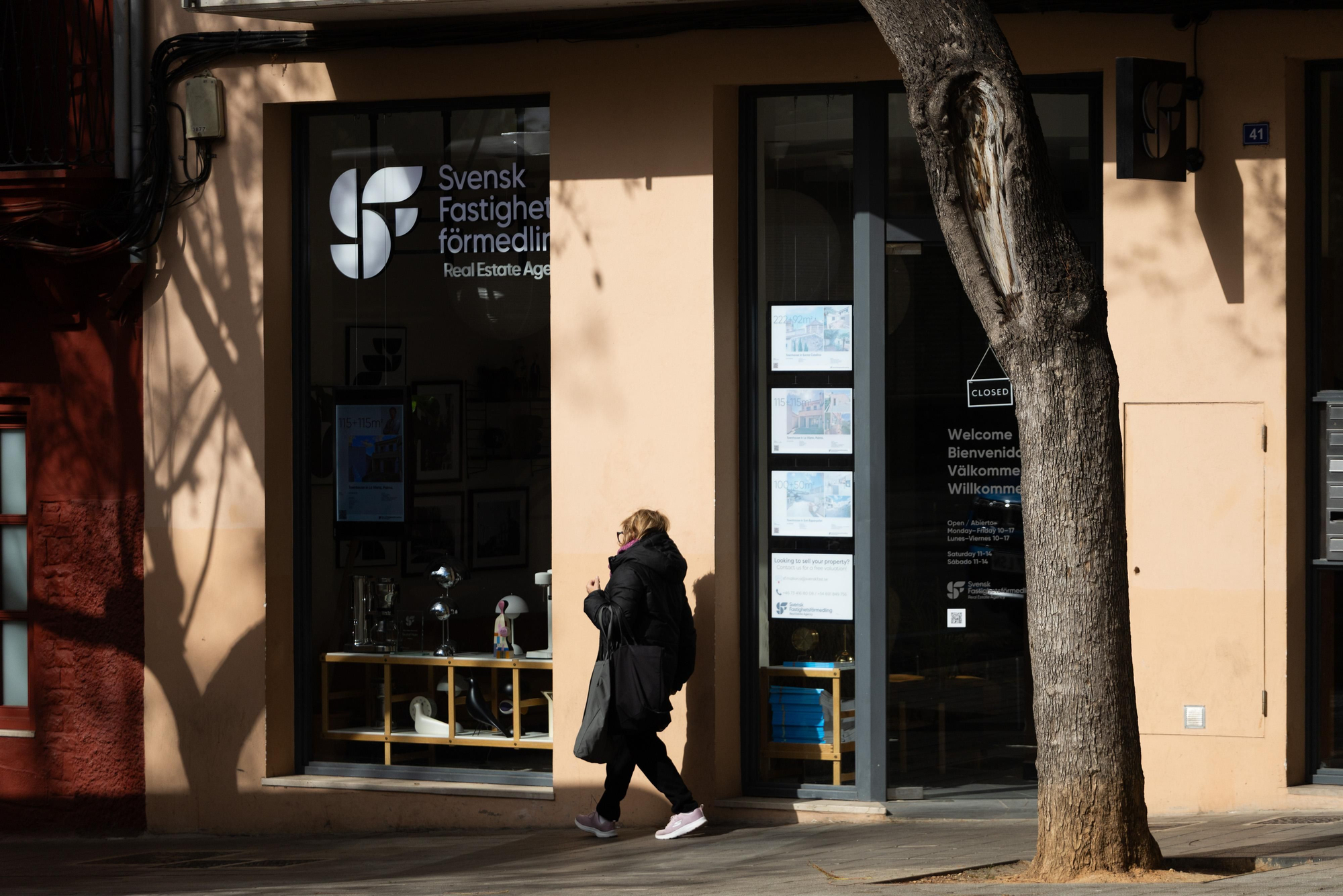 Fachada de la inmobiliaria Svensk Fastighetsförmedling Real Estate, en cuya web puede leerse: "Hemos traído el modelo inmobiliario sueco a España"