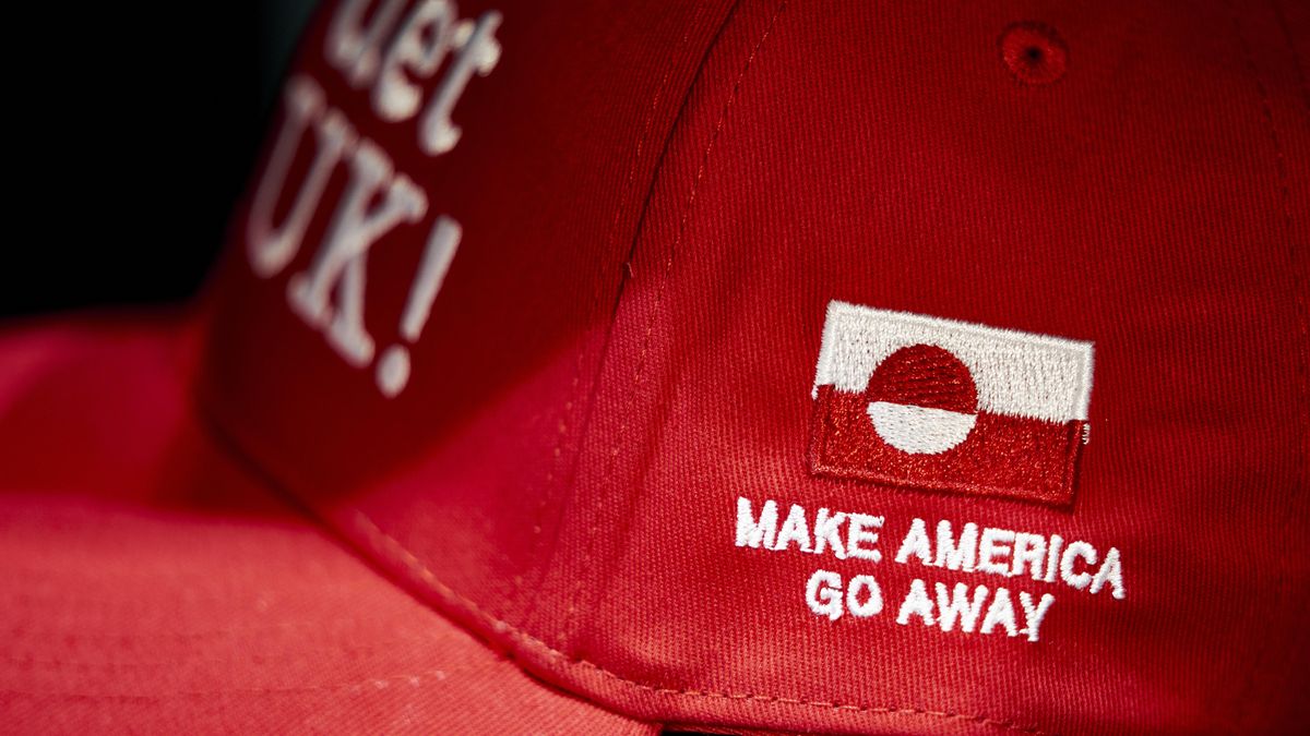 Una gorra con la bandera de Groenlandia el lema irónico 'Make america go away' [Haz que EEUU se marche].