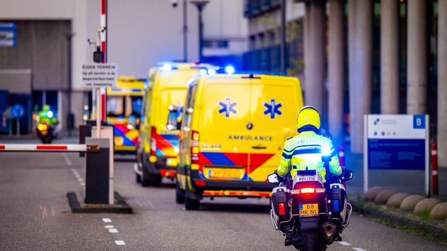 Una ambulancia que transporta a un paciente del crucero MV Hondius, posiblemente infectado con hantavirus.