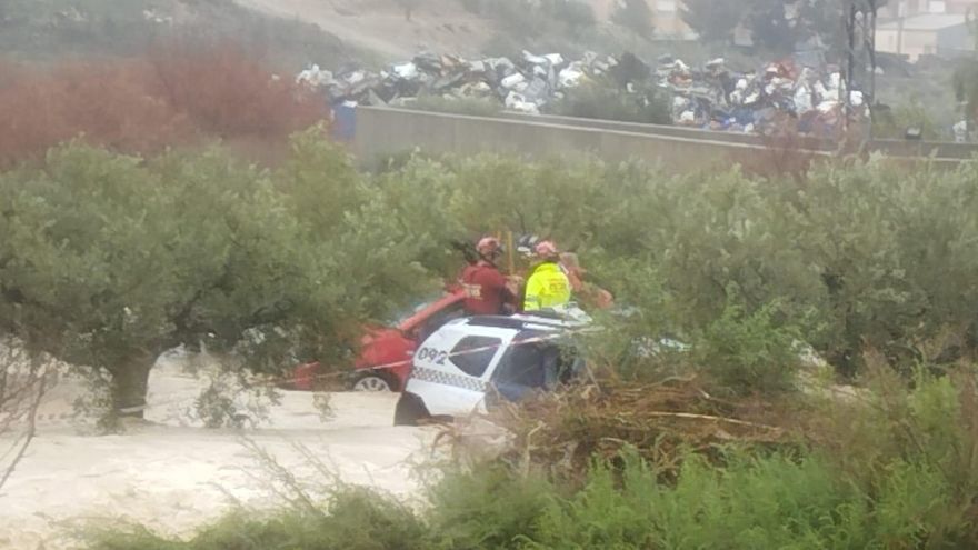 Inundaciones, vehículos arrastrados y clases suspendidas en Lorca por las fuertes lluvias en Murcia