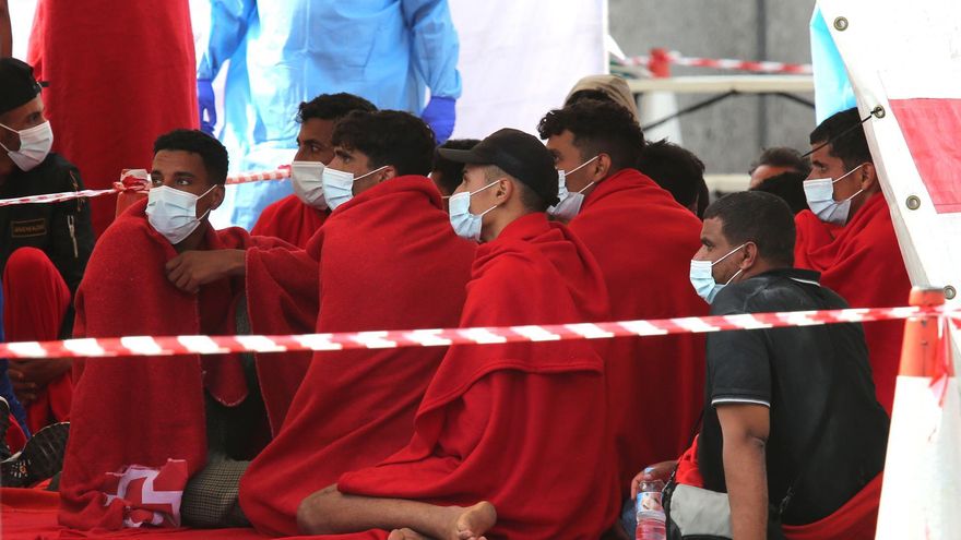 Salvamento va al rescate de 98 migrantes de otras dos pateras en la ruta canaria