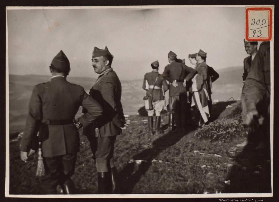 Generales Franco y Dávila, junto a otros oficiales. 18 de agosto de 1937. Reinosa.