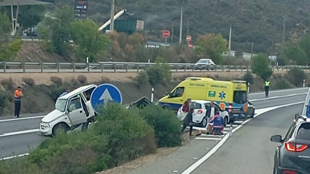 Un muerto y dos heridos tras una colisión entre dos coches en la carretera de Badajoz