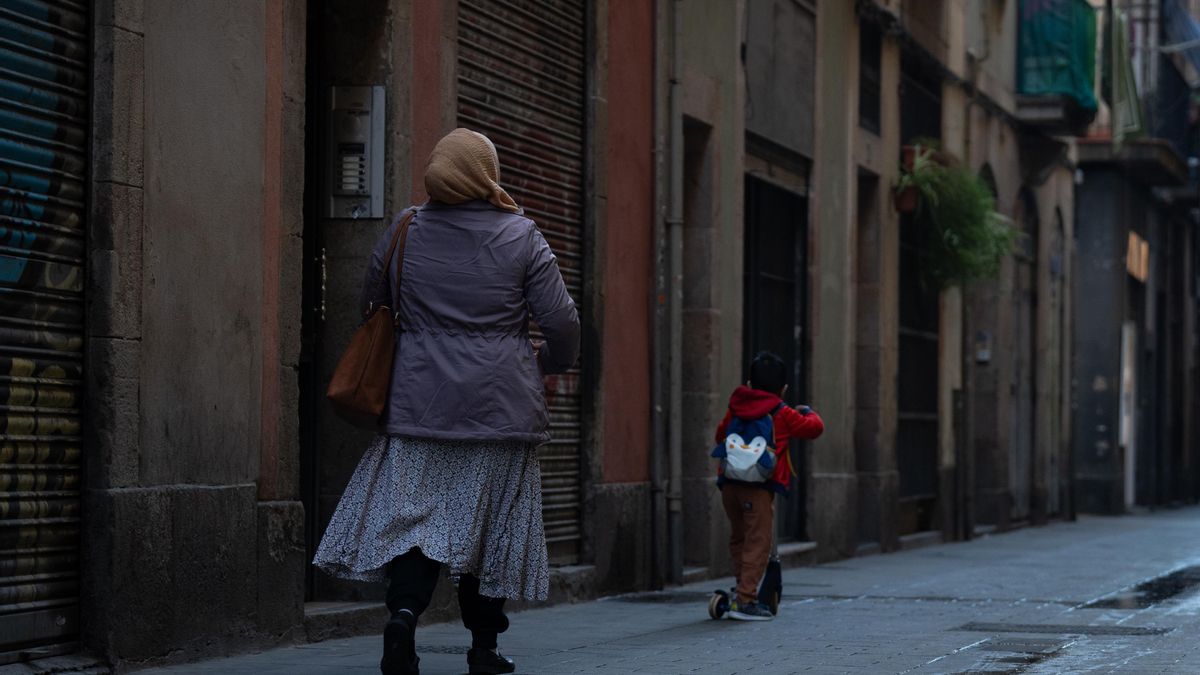 Archivo - Una mujer camina por una calle céntrica, a 24 de enero de 2024, en Barcelona, Catalunya (España). El número de personas de nacionalidad extranjera empadronadas en Barcelona a 1 de enero de 2023 era de 391.703, lo que supone un aumento del 7,8 %