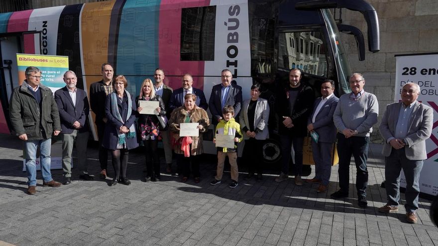 Los Bibliobuses de la Diputación de León cumplen medio siglo visitando más de 390 localidades en un año