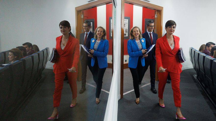 (I-D) La ministra Portavoz y de Política Territorial, Isabel Rodríguez; la vicepresidenta primera y ministra de Asuntos Económicos y Transformación Digital, Nadia Calviño y el ministro de la Presidencia, Relaciones con las Cortes y Memoria Democrática, Fé