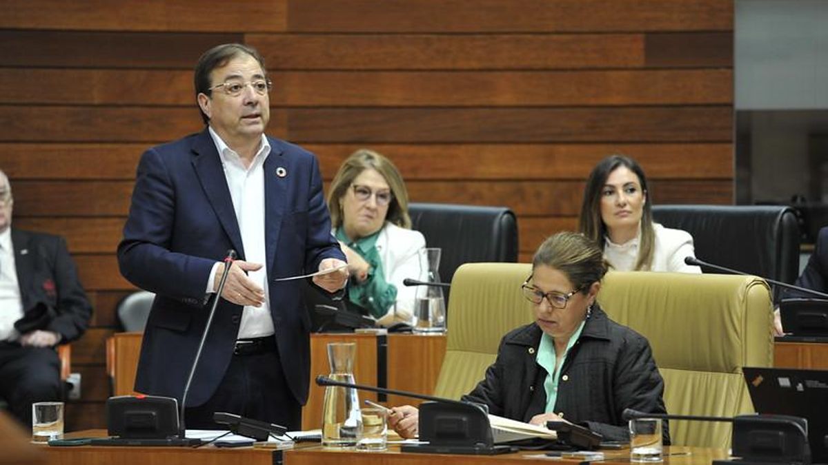 Guillermo Fernández Vara en el pleno de la Asamblea de este jueves, y último antes de las elecciones
