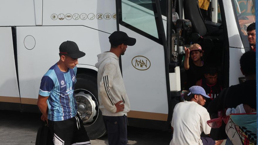 Decenas de autobuses trasladaron desde primeras horas del sábado a distintos puntos del país a cientos de migrantes que se encontraban en la localidad marroquí de Fnideq (Castillejos) tras entrar irregularmente en el enclave español de Ceuta. EFE/ Mohamed Siali