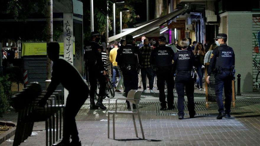 Policías locales de València vigilan el cierre de locales.