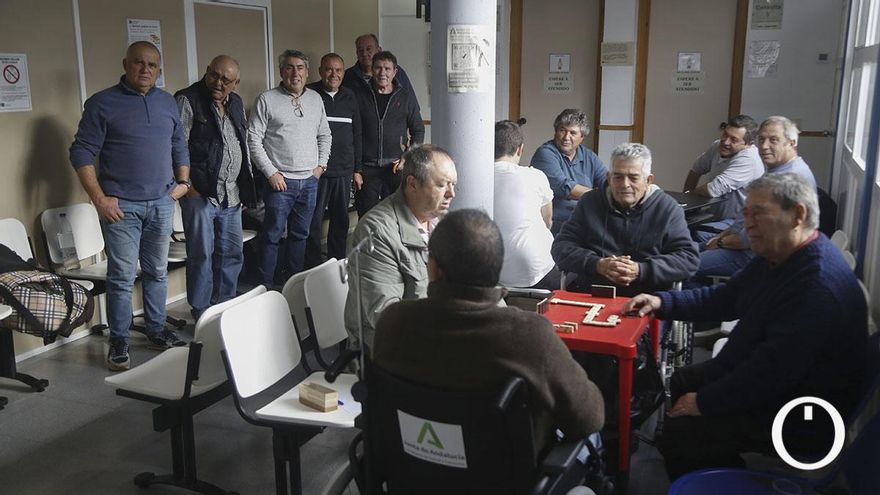 Los vecinos de Villarrubia se encierran en el consultorio para pedir las obras del centro de salud