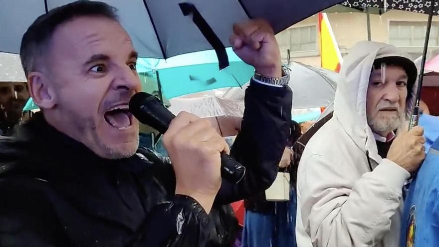 El policía que ventiló bulos racistas en un acto de Vox, a juicio por criminalizar a los migrantes con "datos falsos"