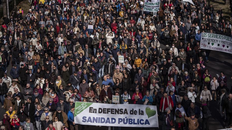 Una marea de gente avanza por las calles de Madrid en protesta por el trato a la sanidad pública.
