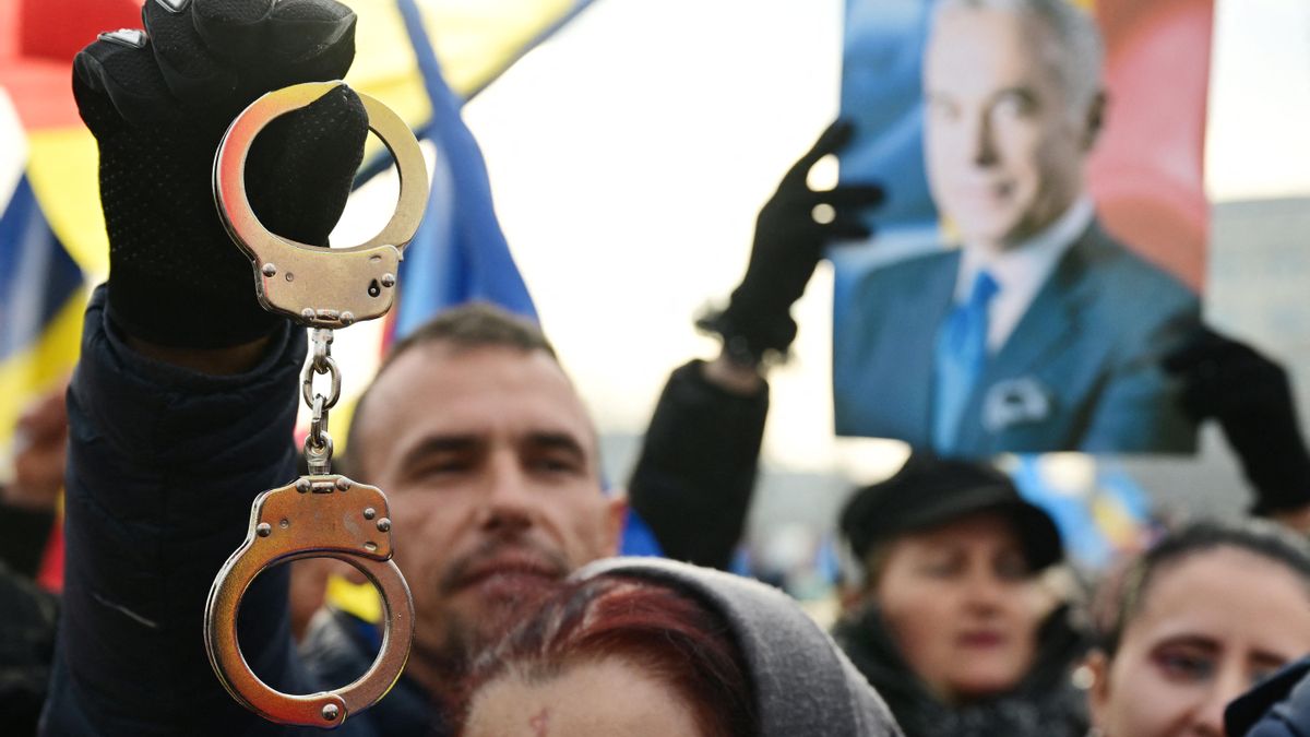 Personas cercanas al Kremlin maniobran para impedir la extradición a Rumanía de un líder mercenario acusado de golpismo