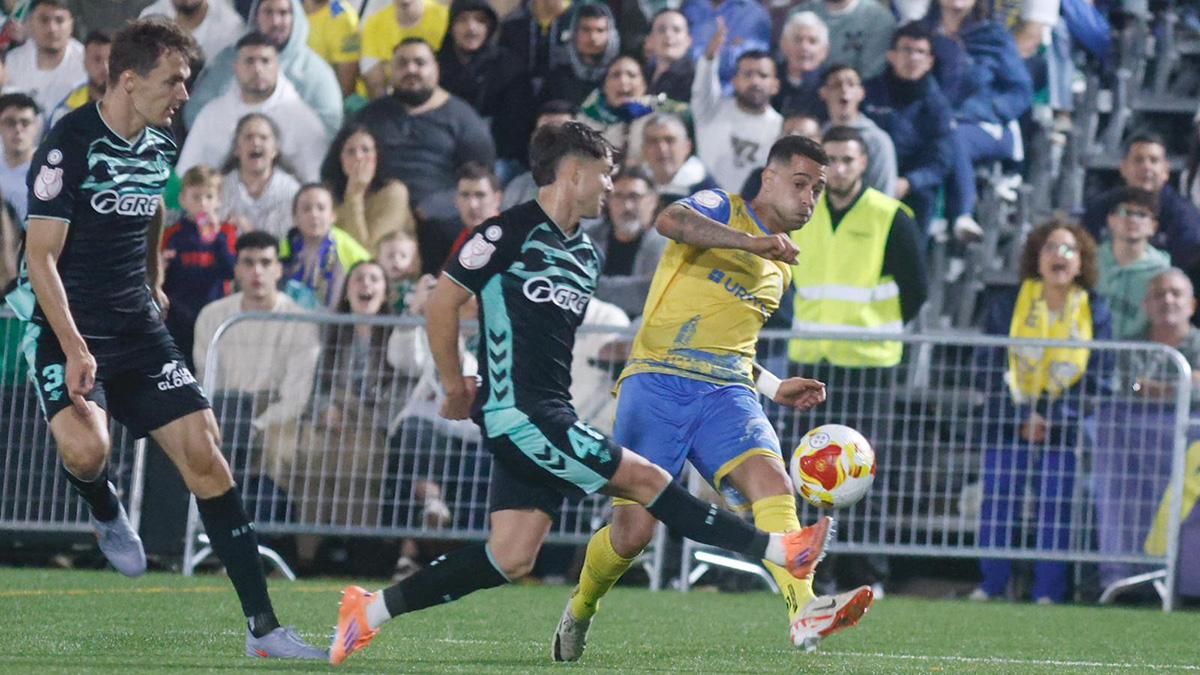 Sergio León en el momento de la asistencia del gol 