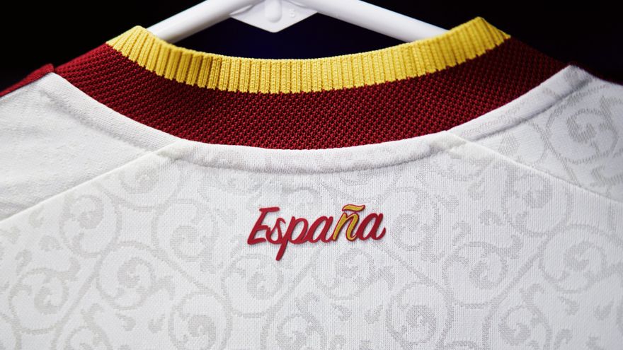 La historia de la camiseta blanca de España: un guiño a la literatura y al barroco que arrasa en ventas