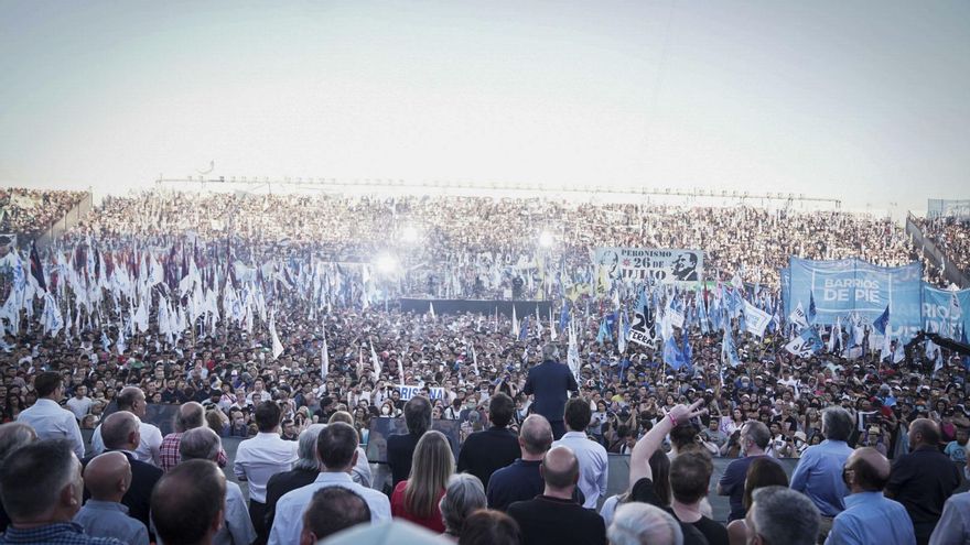 Un escenario colmado de figuras del Frente de Todos en el homenaje a Néstor Kirchner