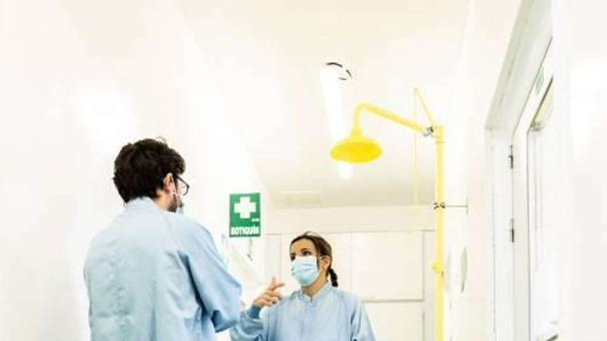 Júlia Vergara explica el funcionamiento del centro en uno de los pasillos que da a los laboratorios de bioseguridad