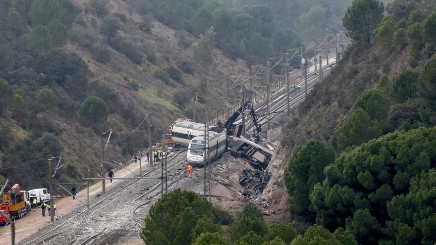 Restos del Alvia siniestrado en la colisión con un Iryo el pasado domingo aún en la vía, este miércoles. La Guardia Civil investiga la pieza del eje de un tren encontrada cerca del lugar del accidente ferroviario de Adamuz del pasado domingo, cuando un Iryo que circulaba hacia Madrid procedente de Málaga descarriló e impactó contra un Alvia que viajaba desde la capital en dirección a Huelva. Así lo han indicado a EFE fuentes de la investigación, que han señalado que se trata de la pieza a la que se refiere un artículo de The New York Times, hallada el pasado martes, según la publicación, sumergida parcialmente en un arroyo que fluye por una zanja empinada a 270 metros de la vía. EFE/ J.J. Guillen