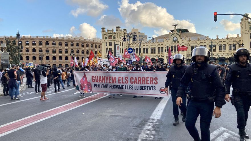 Miles de personas claman en Valencia contra la violencia fascista rodeados por un fuerte despliegue policial