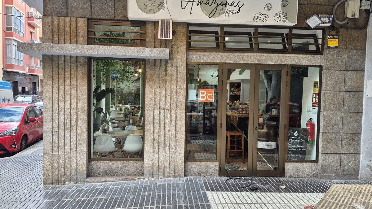 Entrada de la cafetería asaltada este jueves de madrugada en Las Palmas de Gran Canaria
