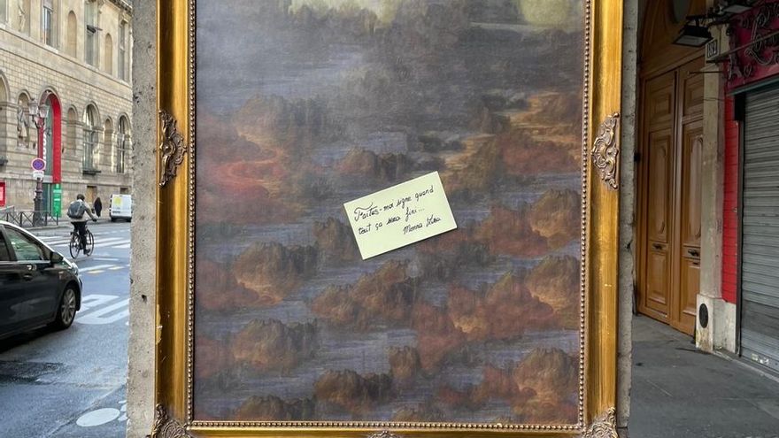 Obra del artista callejero TooLate en el que la Gioconda ha desaparecido del cuadro dejando el siguiente mensaje: "Avísame cuando todo esto termine. Firmado: Mona Lisa"